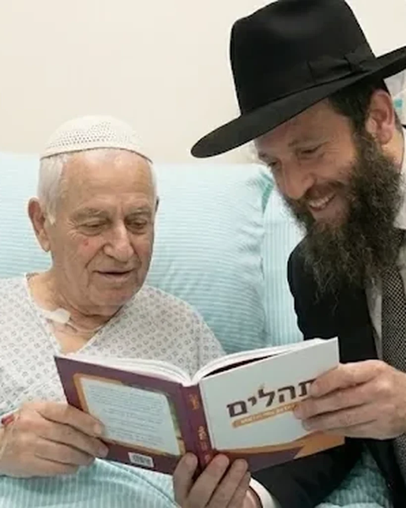 נציג לב חב"ד רמב"ם קורא בספר תהלים יחד עם מאושפז במיטת בית הרפואה
